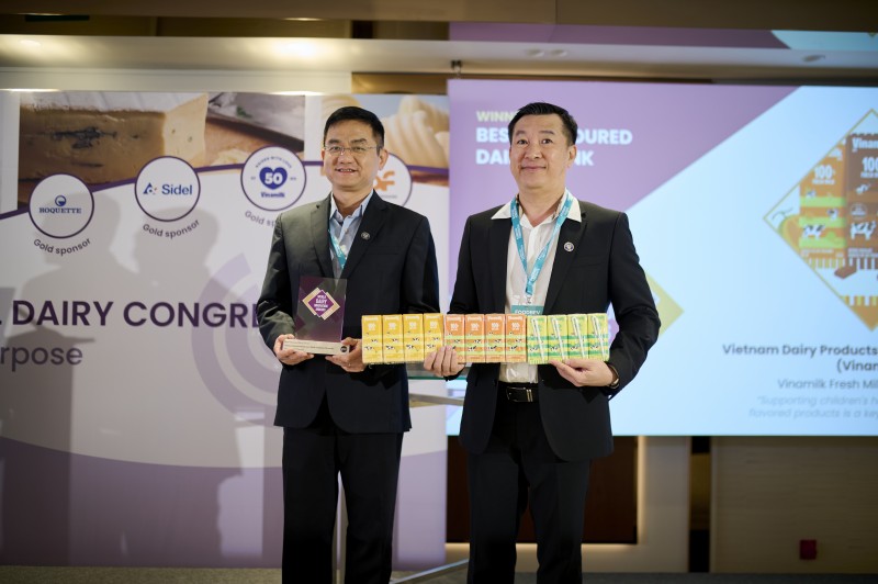 Ông Nguyễn Quang Trí – Giám đốc Điều hành Marketing Vinamilk cùng ông Đỗ Thanh Tuấn – Giám đốc Đối Ngoại Vinamilk nhận vinh danh tại Giải thưởng Đổi mới sáng tạo ngành Sữa toàn cầu 2026, Barcelona – Tây Ban Nha. Ảnh: Xavier Ông Nguyễn Quang Trí – Giám đốc Điều hành Marketing Vinamilk cùng ông Đỗ Thanh Tuấn – Giám đốc Đối Ngoại Vinamilk nhận vinh danh tại Giải thưởng Đổi mới sáng tạo ngành Sữa toàn cầu 2026, Barcelona – Tây Ban Nha. Ảnh: Xavier