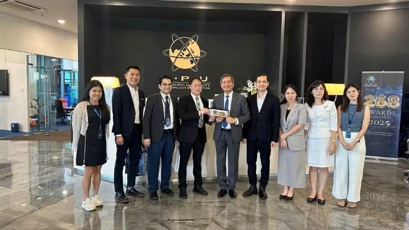 Ambassador Dinh Ngoc Linh (fifth from right) and Embassy officials pose for a commemorative photo with the leadership of the Asia Pacific University of Technology and Innovation. (Photo: People's Newspaper)