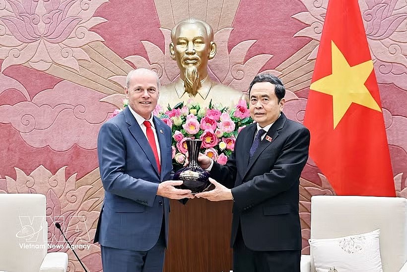 National Assembly Chairman Tran Thanh Man presents a souvenir to Canadian Ambassador to Vietnam Jim Nickel. (Photo: VNA) National Assembly Chairman Tran Thanh Man presents a souvenir to Canadian Ambassador to Vietnam Jim Nickel. (Photo: VNA)