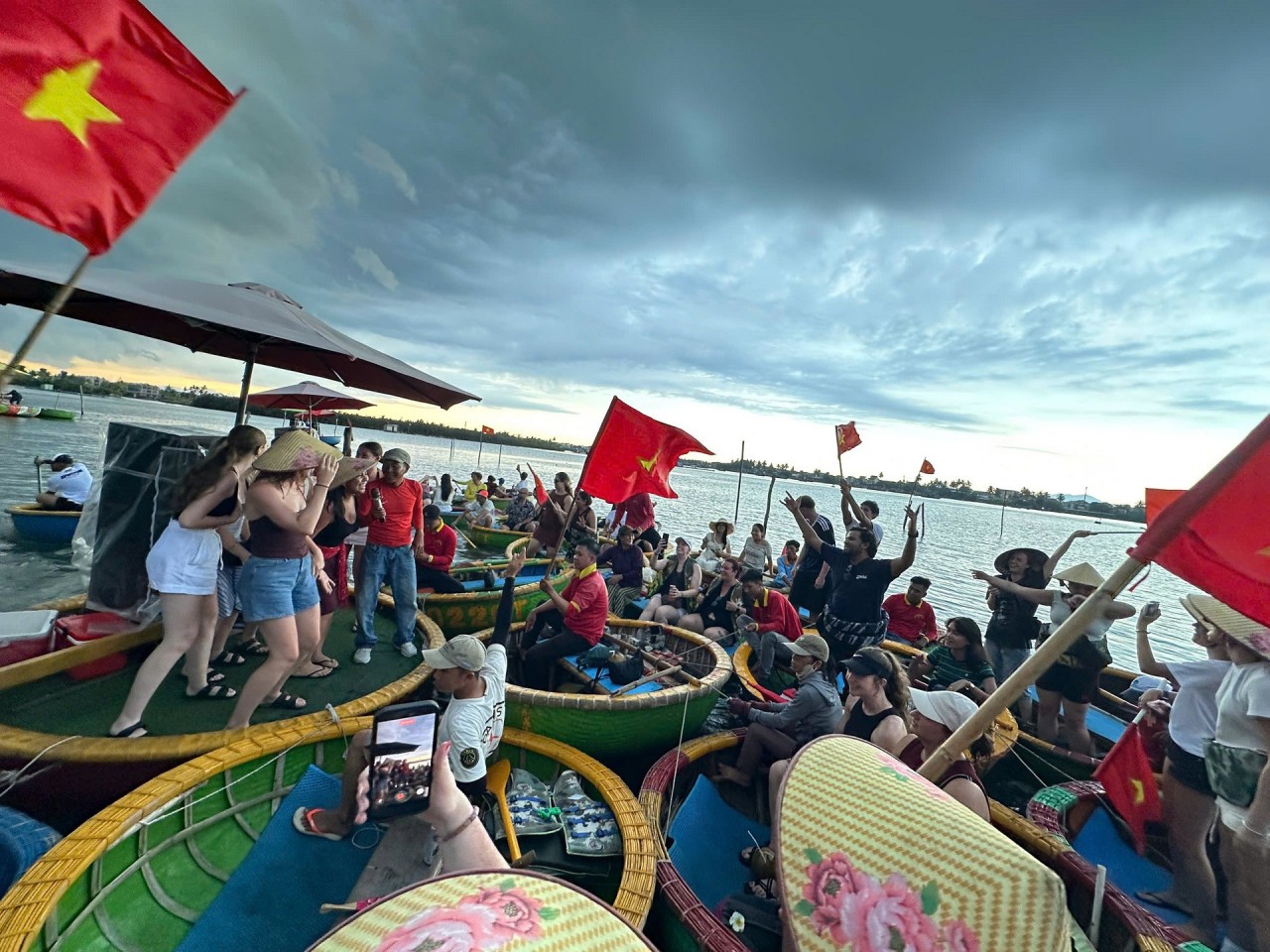 American Tourist Delighted by Act of Kindness from Boatman in Hoi An