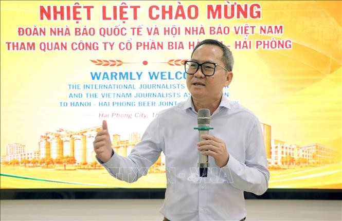 Ông Puy Kea, Chủ tịch Câu lạc bộ Nhà báo Campuchia, phát biểu tại buổi tiếp xúc. Ông Puy Kea, Chủ tịch Câu lạc bộ Nhà báo Campuchia, phát biểu tại buổi tiếp xúc.