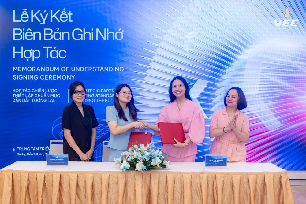VEC hợp tác cùng Exporum hứa hẹn mang đến những không gian triển lãm mang đậm phong cách sống hiện đại và xu hướng công nghệ tương lai. VEC hợp tác cùng Exporum hứa hẹn mang đến những không gian triển lãm mang đậm phong cách sống hiện đại và xu hướng công nghệ tương lai.