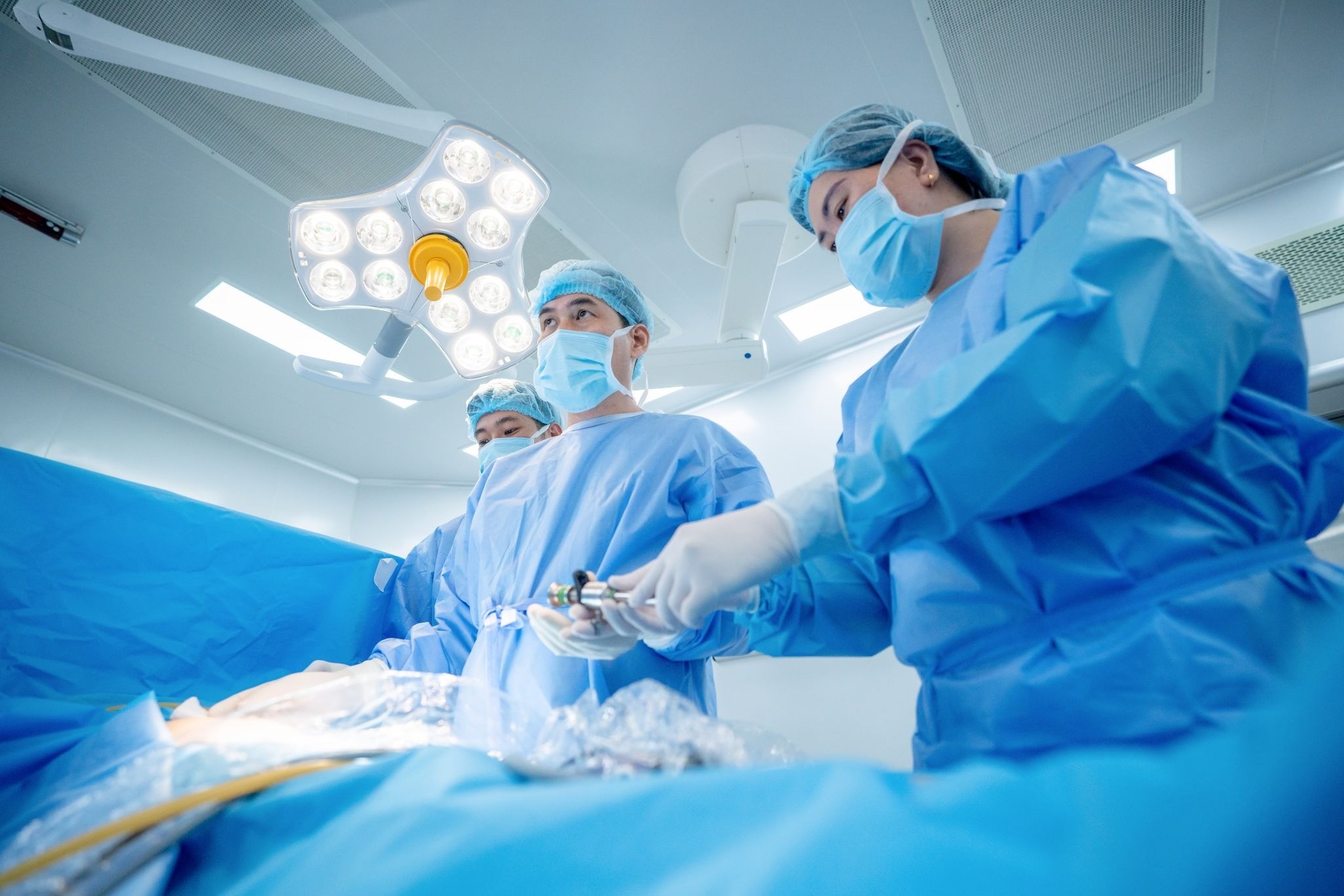 Nữ du khách hồi phục tích cực trong niềm vui của bác sĩ và gia đình. Nữ du khách hồi phục tích cực trong niềm vui của bác sĩ và gia đình.