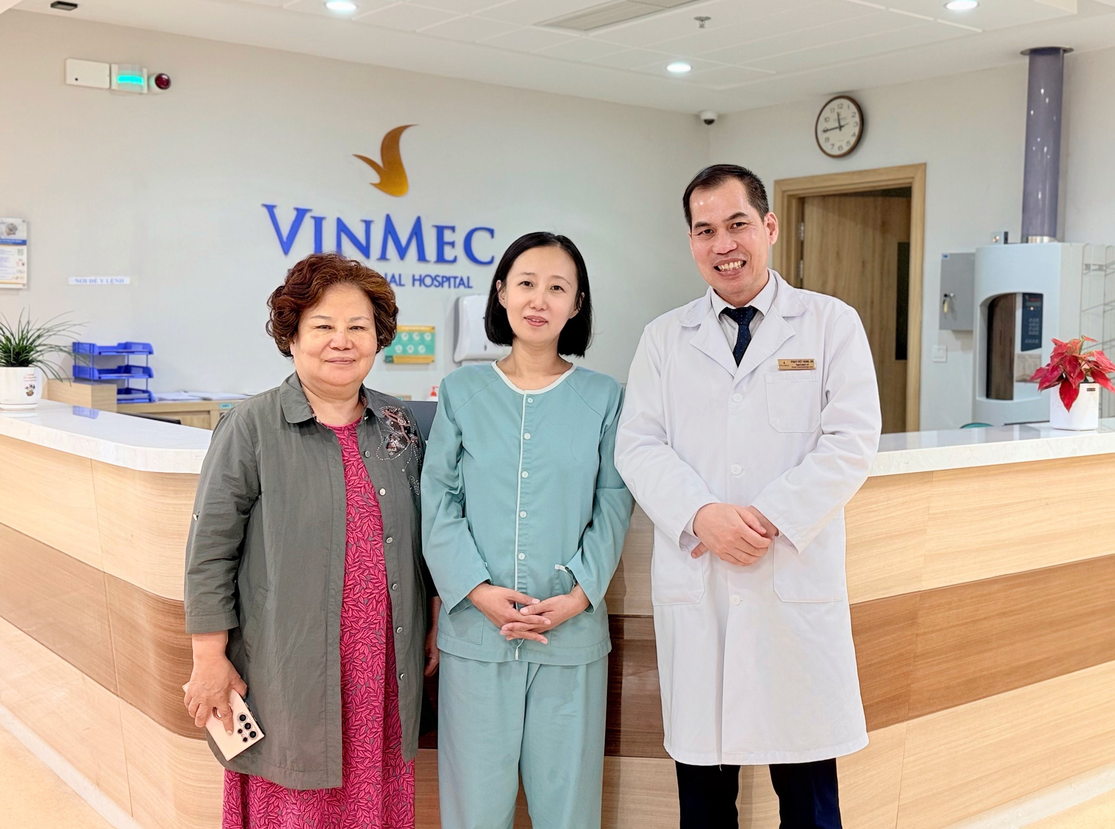Ê-kíp bác sĩ Trung tâm Tiêu hoá Vinmec Hạ Long trong một ca can thiệp phức tạp. Ê-kíp bác sĩ Trung tâm Tiêu hoá Vinmec Hạ Long trong một ca can thiệp phức tạp.