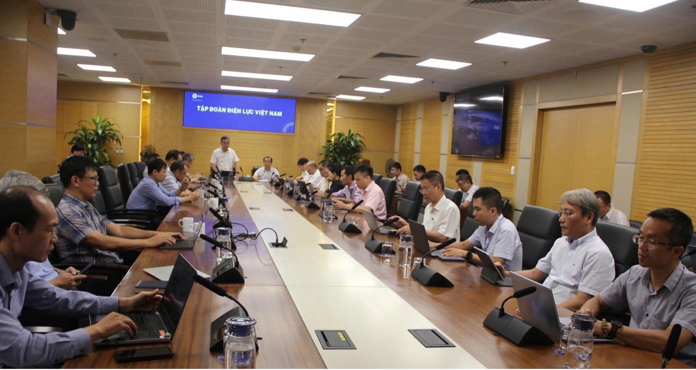 Ông Đinh Thế Phúc - Thành viên HĐTV EVN (người đứng) và ông Ngô Sơn Hải - Phó Tổng Giám đốc EVN chủ trì buổi làm việc với EVNICT và các đơn vị về triển khai nhiệm vụ khoa học công nghệ, chuyển đổi số năm 2026. Ông Đinh Thế Phúc - Thành viên HĐTV EVN (người đứng) và ông Ngô Sơn Hải - Phó Tổng Giám đốc EVN chủ trì buổi làm việc với EVNICT và các đơn vị về triển khai nhiệm vụ khoa học công nghệ, chuyển đổi số năm 2026.
