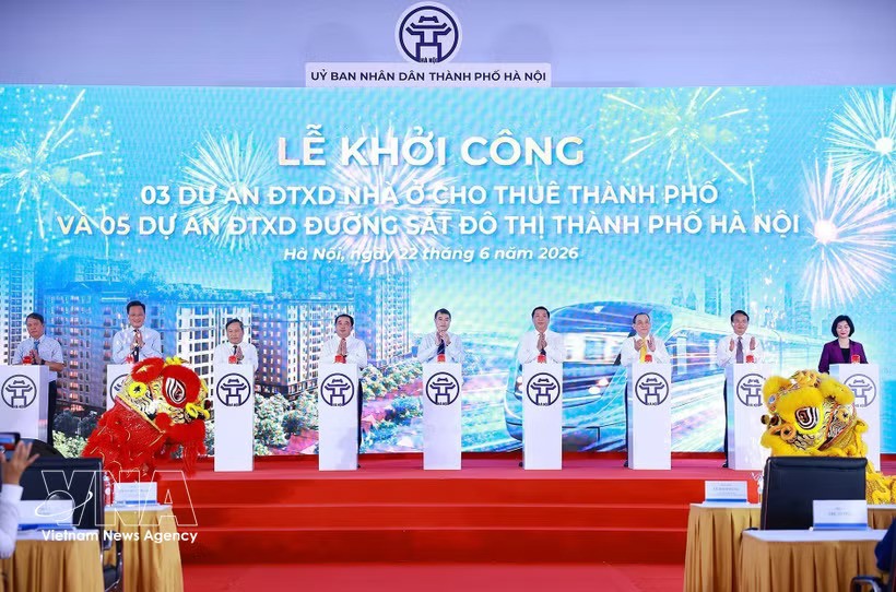 Prime Minister Le Minh Hung (C) and other delegates at the ground-breaking ceremony of the three large-scale rental housing projects and five metro line projects in Hanoi. (Photo: VNA) Prime Minister Le Minh Hung (C) and other delegates at the ground-breaking ceremony of the three large-scale rental housing projects and five metro line projects in Hanoi. (Photo: VNA)