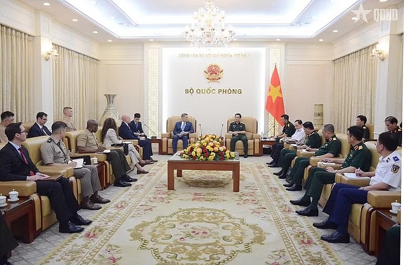 Deputy Prime Minister and Minister of National Defence General Phan Van Giang hosts a reception in Hanoi on June 22 for Acting US Secretary of the Navy Hung Cao. (Photo; qdnd.vn) Deputy Prime Minister and Minister of National Defence General Phan Van Giang hosts a reception in Hanoi on June 22 for Acting US Secretary of the Navy Hung Cao. (Photo; qdnd.vn)