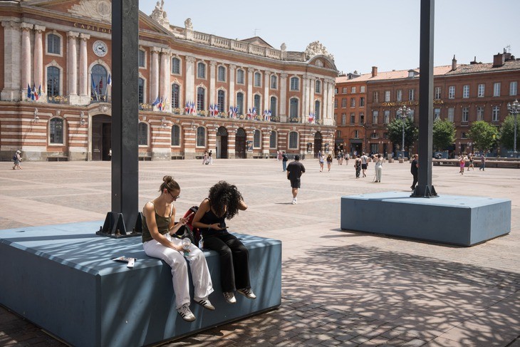 Người dân tìm bóng râm để tránh cái nóng gay gắt tại thành phố Toulouse, Pháp, giữa đợt nắng nóng đang bao trùm châu Âu ngày 22-6 - Ảnh: AFP