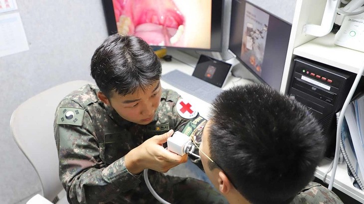 Một quân y của Lục quân Hàn Quốc theo dõi tình trạng bệnh nhân. (Ảnh: Lục quân Hàn Quốc)