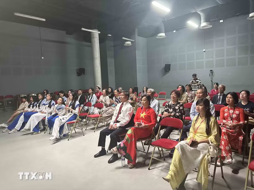 Numerous teachers and students from across Europe attended the commemorative ceremony and participated in the forum. (Photo: Ngoc Hiep/VNA) Numerous teachers and students from across Europe attended the commemorative ceremony and participated in the forum. (Photo: Ngoc Hiep/VNA)