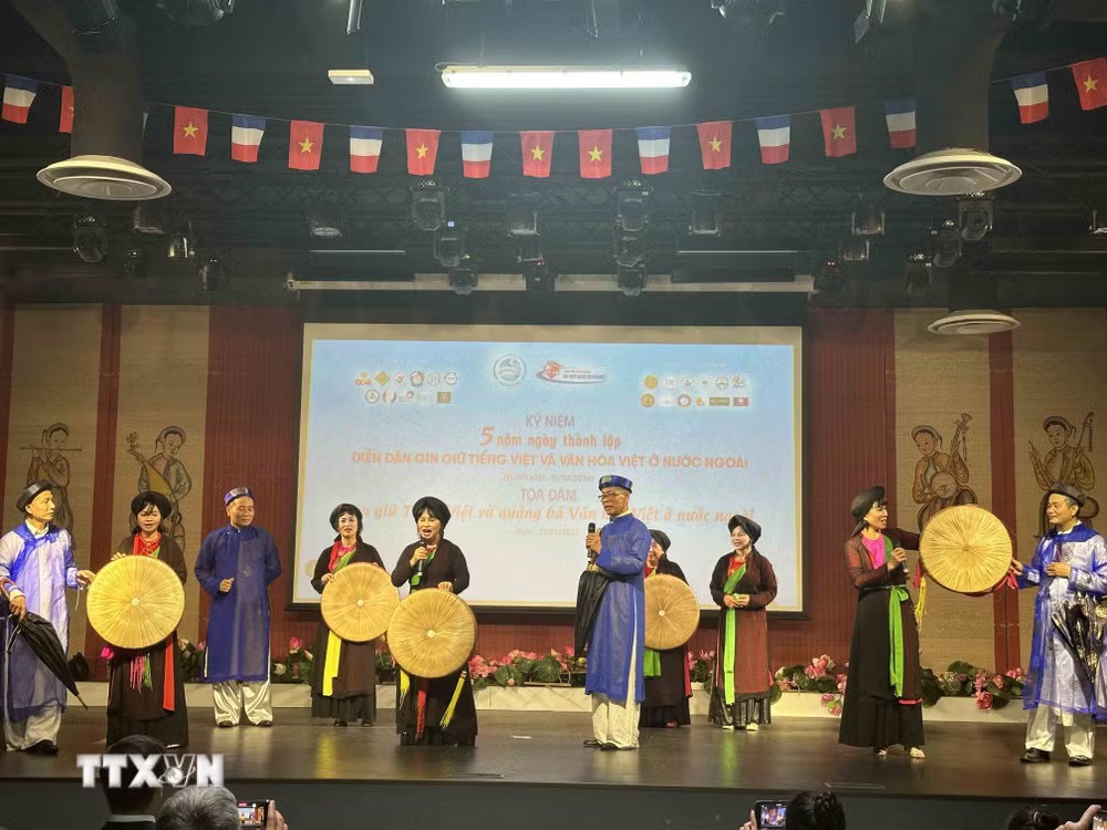 Joining Hands to Preserve the Vietnamese Language and Culture Among Overseas Vietnamese Communities in France Joining Hands to Preserve the Vietnamese Language and Culture Among Overseas Vietnamese Communities in France