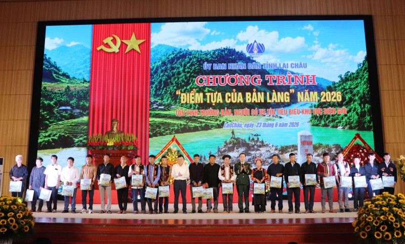 Tôn vinh, tri ân 130 trưởng bản, người có uy tín tiêu biểu tại Lai Châu