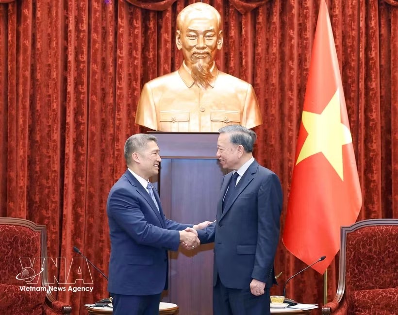 General Secretary of the Communist Party of Vietnam Central Committee and State President To Lam (R) meets with Acting US Secretary of the Navy Hung Cao in Hanoi on June 22. (Photo: VNA) General Secretary of the Communist Party of Vietnam Central Committee and State President To Lam (R) meets with Acting US Secretary of the Navy Hung Cao in Hanoi on June 22. (Photo: VNA)