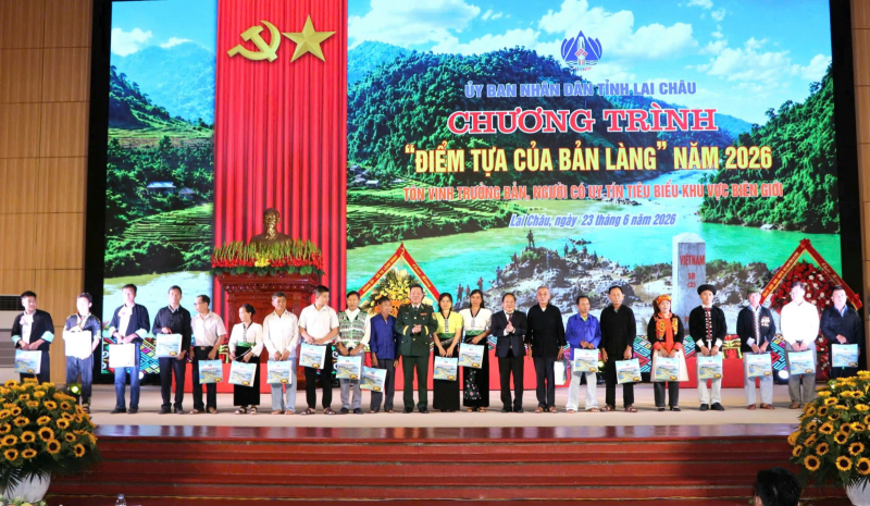 Tôn vinh, tri ân 130 trưởng bản, người có uy tín tiêu biểu tại Lai Châu