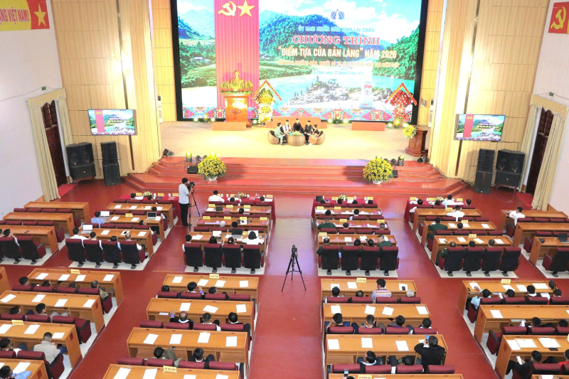 Tôn vinh, tri ân 130 trưởng bản, người có uy tín tiêu biểu tại Lai Châu