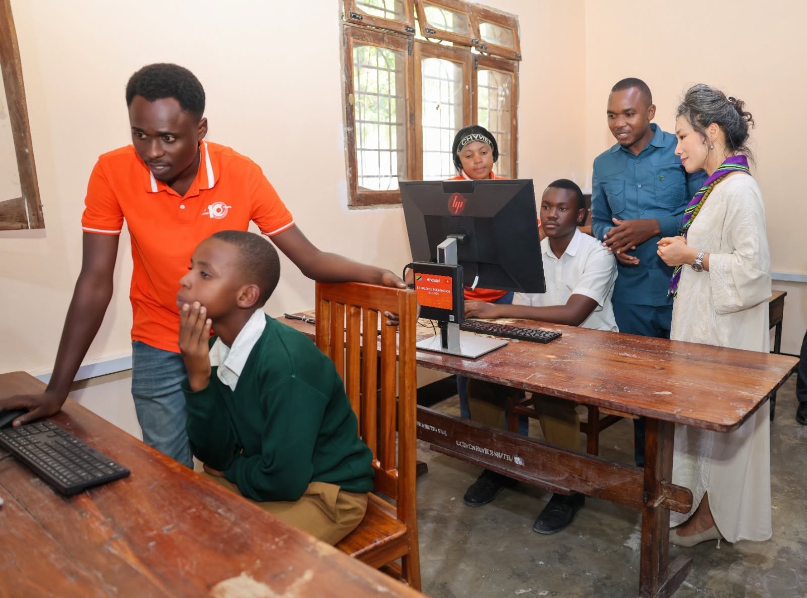 Tặng Phòng máy tính thông minh cho Trường Kiwanja cha Ndege Dodoma CC (Tanzania) Tặng Phòng máy tính thông minh cho Trường Kiwanja cha Ndege Dodoma CC (Tanzania)