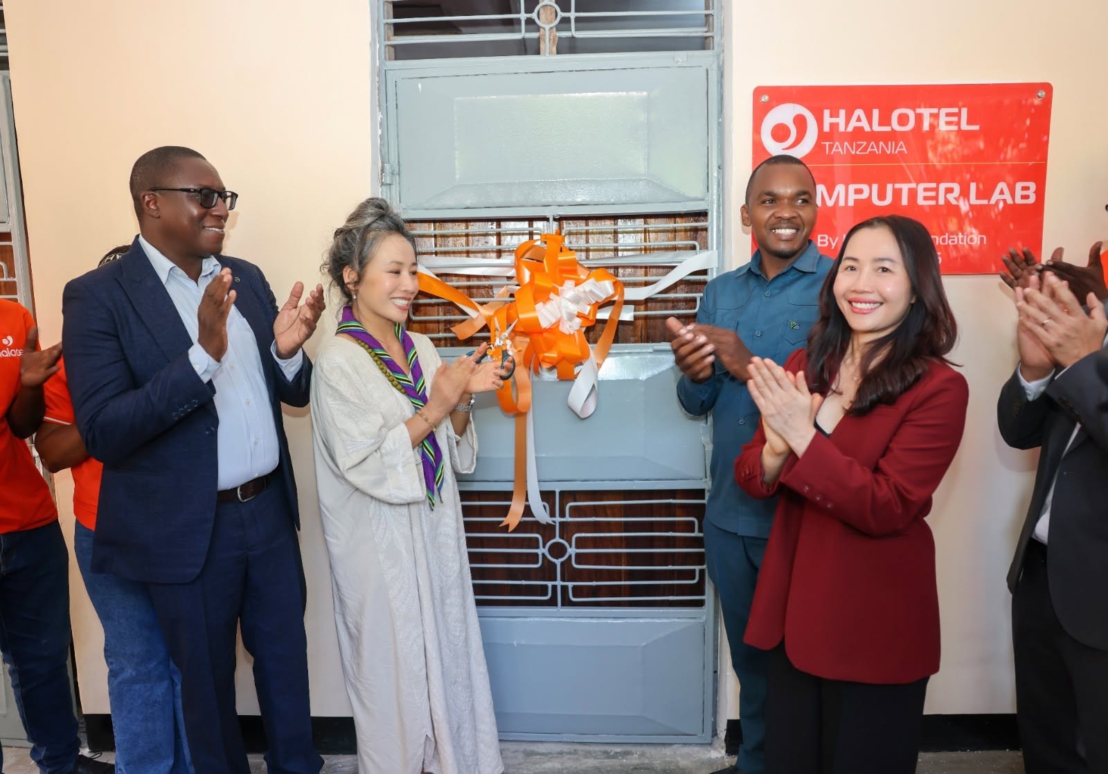 Tặng Phòng máy tính thông minh cho Trường Kiwanja cha Ndege Dodoma CC (Tanzania) Tặng Phòng máy tính thông minh cho Trường Kiwanja cha Ndege Dodoma CC (Tanzania)
