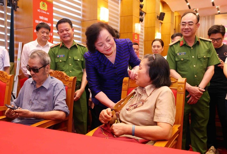 Phó Thủ tướng Phạm Thị Thanh Trà phát động cao điểm thu nhận ADN, mở thêm cơ hội xác định danh tính liệt sĩ Phó Thủ tướng Phạm Thị Thanh Trà phát động cao điểm thu nhận ADN, mở thêm cơ hội xác định danh tính liệt sĩ
