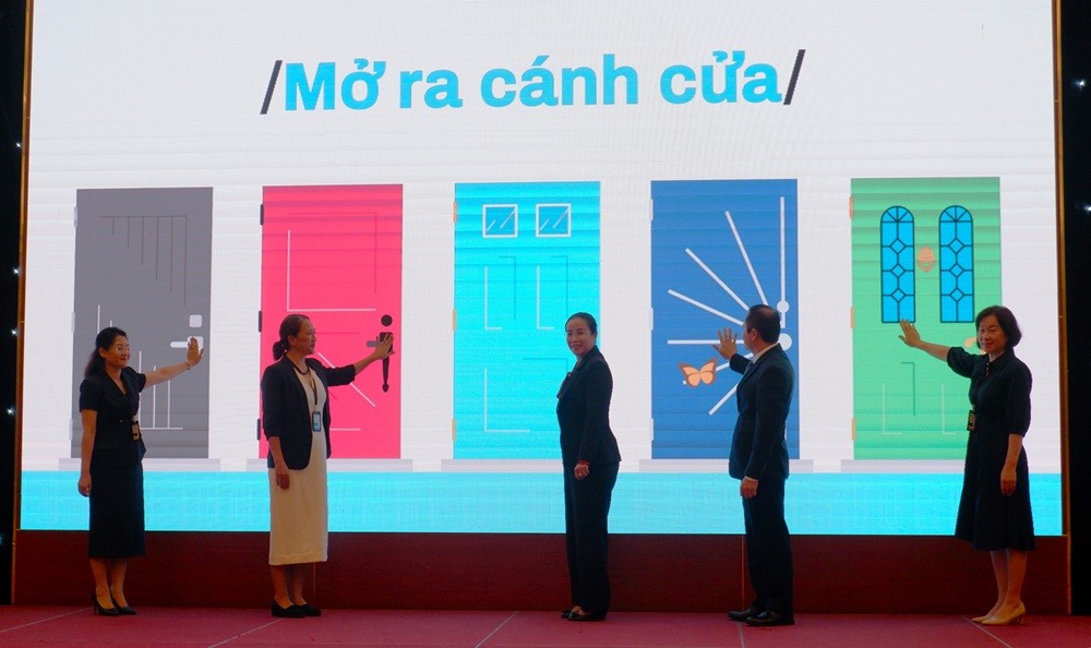Các đại biểu thực hiện nghi thức khai mạc hội thảo quốc tế “Nhà ở bao trùm - Kinh nghiệm và thực tiễn ở Việt Nam và quốc tế”. (Ảnh: Cổng TTĐT thành phố Đà Nẵng) Các đại biểu thực hiện nghi thức khai mạc hội thảo quốc tế “Nhà ở bao trùm - Kinh nghiệm và thực tiễn ở Việt Nam và quốc tế”. (Ảnh: Cổng TTĐT thành phố Đà Nẵng)
