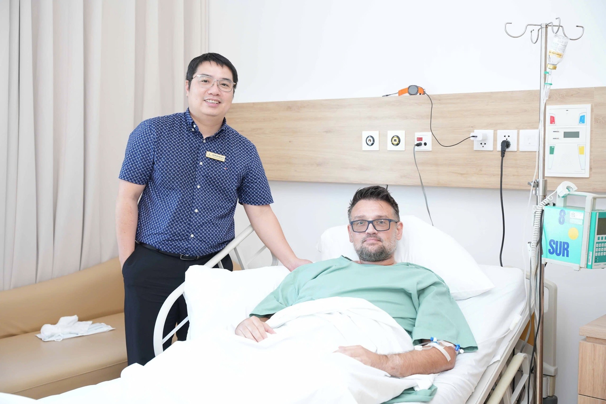 Bệnh nhân Matthew hồi phục tốt sau phẫu thuật thay khớp vai đảo ngược dưới sự điều trị của TS.BS Nguyễn Hữu Mạnh