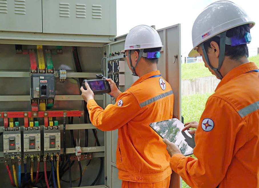 Nhân viên EVNNPC sử dụng các thiết bị công nghệ hiện đại để kiểm tra vận hành lưới điện.