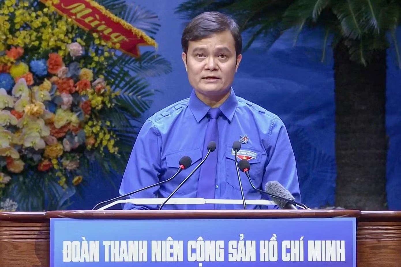 Ủy viên Ban Chấp hành Trung ương Đảng, Phó Chủ tịch Ủy ban Trung ương MTTQ Việt Nam, Bí thư thứ nhất Ban Chấp hành Trung ương Đoàn Bùi Quang Huy Ủy viên Ban Chấp hành Trung ương Đảng, Phó Chủ tịch Ủy ban Trung ương MTTQ Việt Nam, Bí thư thứ nhất Ban Chấp hành Trung ương Đoàn Bùi Quang Huy