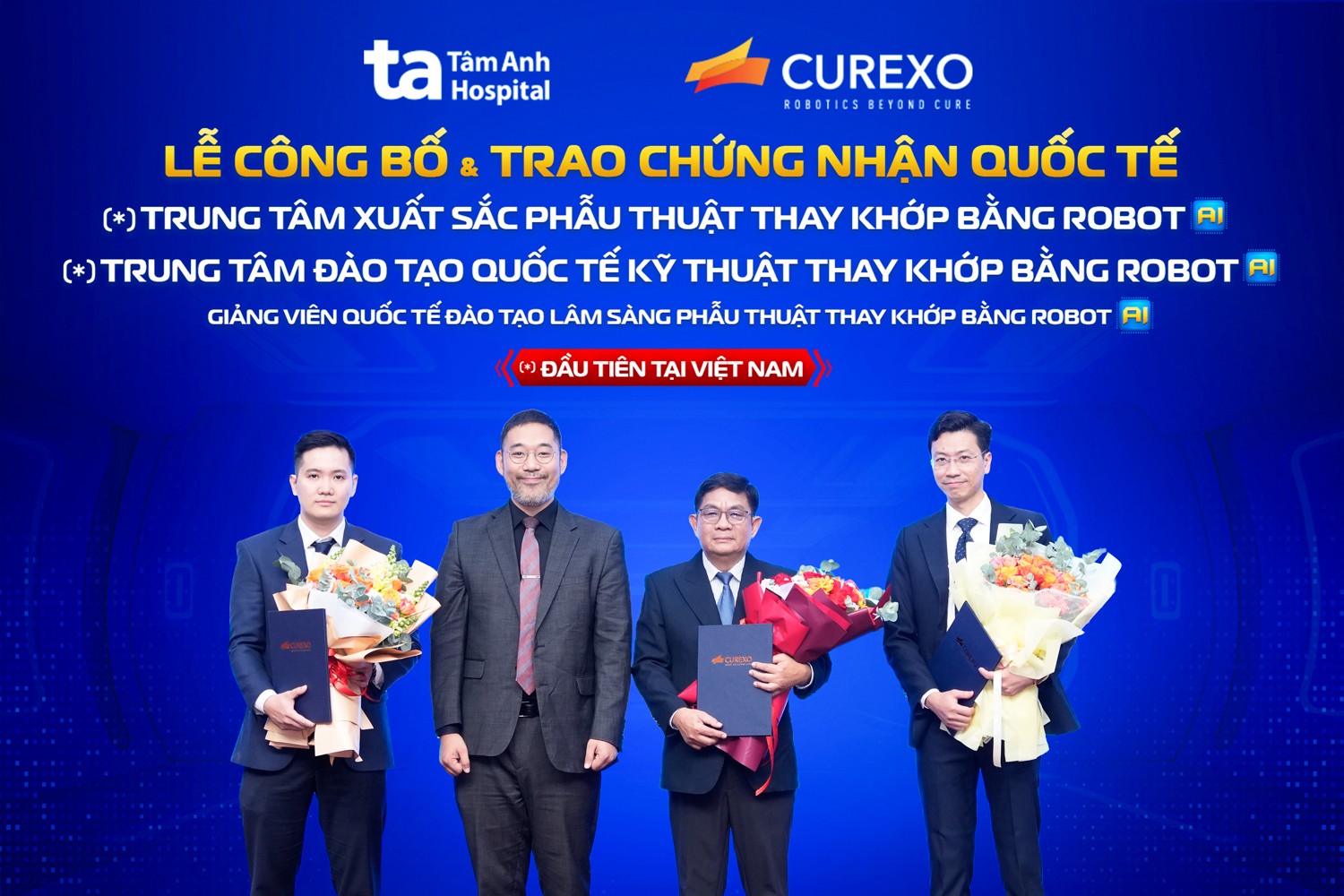 TS.BS Lê Văn Tuấn, ThS.BSNT.CKI Đặng Khoa Học, ThS.BSNT.CKI Lê Đình Khoa từ Bệnh viện Đa khoa Tâm Anh TP.HCM nhận chứng nhận giảng viên đào tạo quốc tế về kỹ thuật thay khớp bằng robot AI. Ảnh: Bệnh viện Đa khoa Tâm Anh