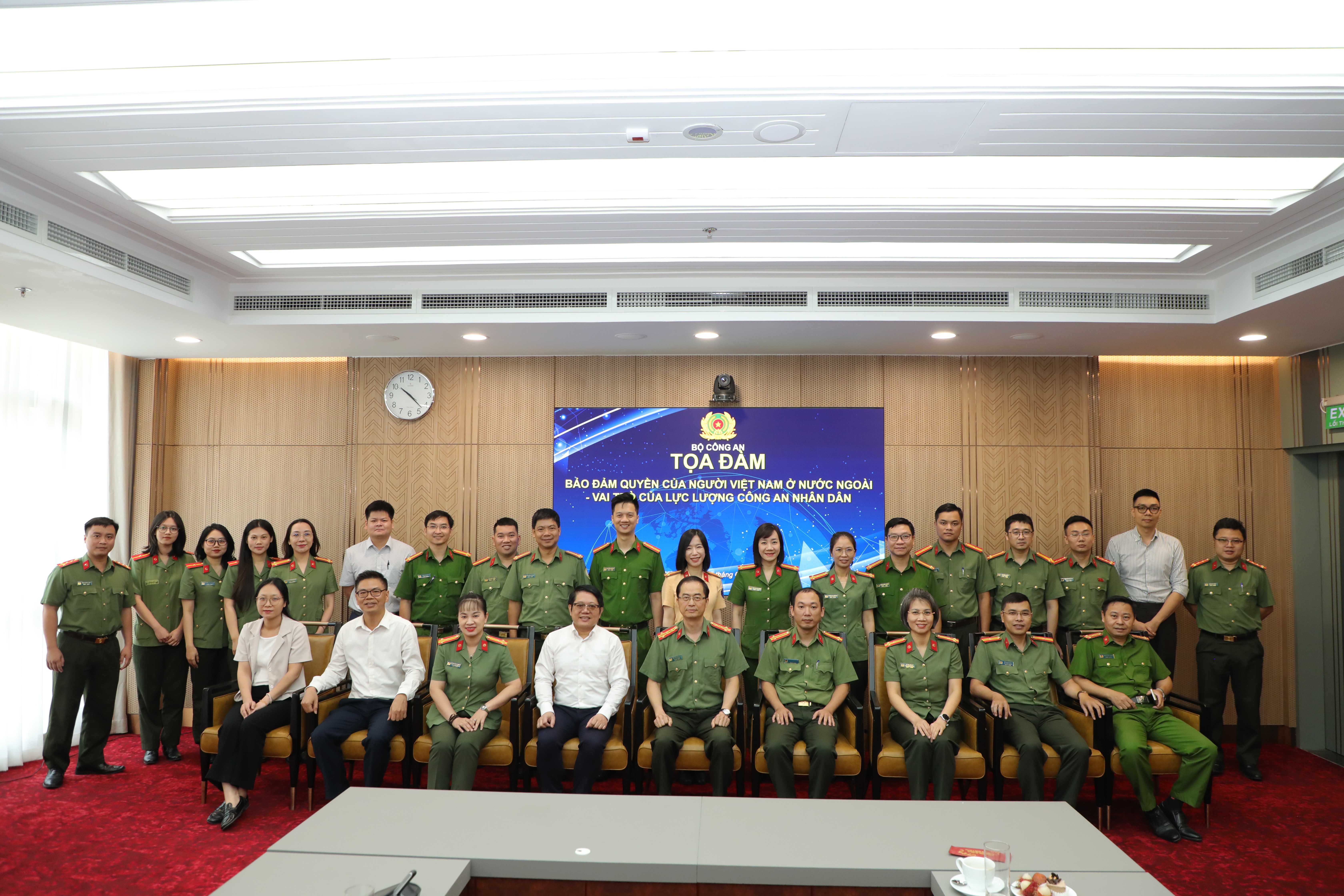Các đại biểu tham dự Tọa đàm chụp ảnh lưu niệm. (Ảnh: Cục Đối ngoại cung cấp) Các đại biểu tham dự Tọa đàm chụp ảnh lưu niệm. (Ảnh: Cục Đối ngoại cung cấp)