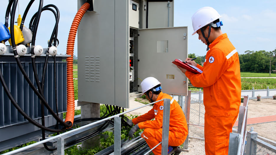 Nhân viên Công ty Điện lực Thái Nguyên kiểm tra, bảo dưỡng thiết bị nhằm nâng cao độ tin cậy cung cấp điện trong mùa nắng nóng. Nhân viên Công ty Điện lực Thái Nguyên kiểm tra, bảo dưỡng thiết bị nhằm nâng cao độ tin cậy cung cấp điện trong mùa nắng nóng.