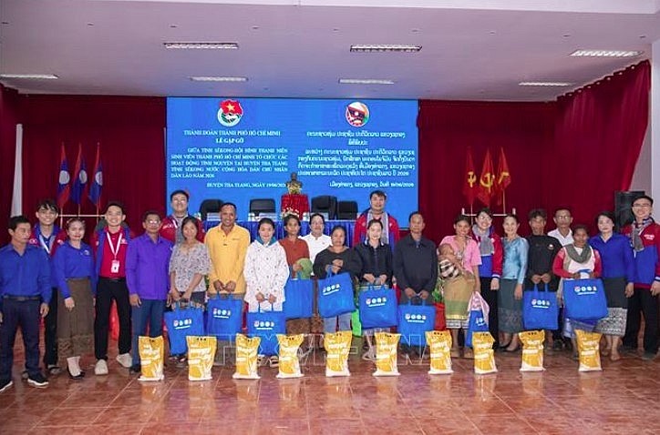 The volunteer delegation presents gifts to disadvantaged families in Xekong province (Photo: VNA)