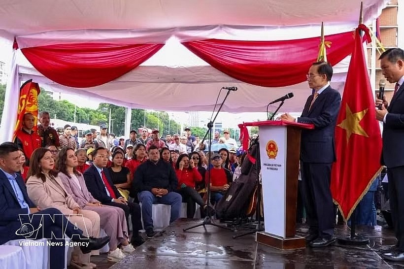 Minister of Foreign Affairs Le Hoai Trung (second, right) speaks at the wreath-laying ceremony held on June 24 at the Ho Chi Minh Monument in the capital city of Caracas (Photo: VNA)