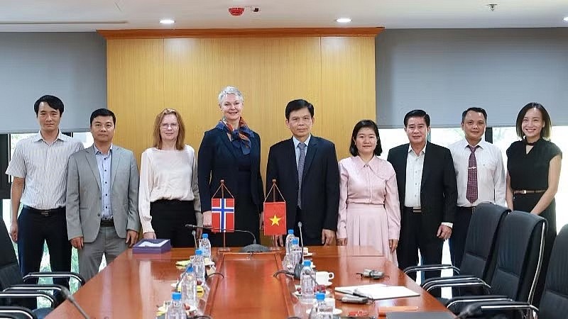 Deputy Minister Le Anh Tuan, Ambassador Hilde Solbakken and delegates at the meeting. (Photo: Ministry of Construction Portal)
