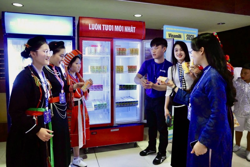 Ảnh 2 (báo chọn 1 trong các ảnh 2a, 2b, 2c, 2d, 2e, 2f): Không gian trải nghiệm sản phẩm dinh dưỡng của Vinamilk sẵn sàng đồng hành cùng Đại hội. Ảnh: Vi Nam Ảnh 2 (báo chọn 1 trong các ảnh 2a, 2b, 2c, 2d, 2e, 2f): Không gian trải nghiệm sản phẩm dinh dưỡng của Vinamilk sẵn sàng đồng hành cùng Đại hội. Ảnh: Vi Nam