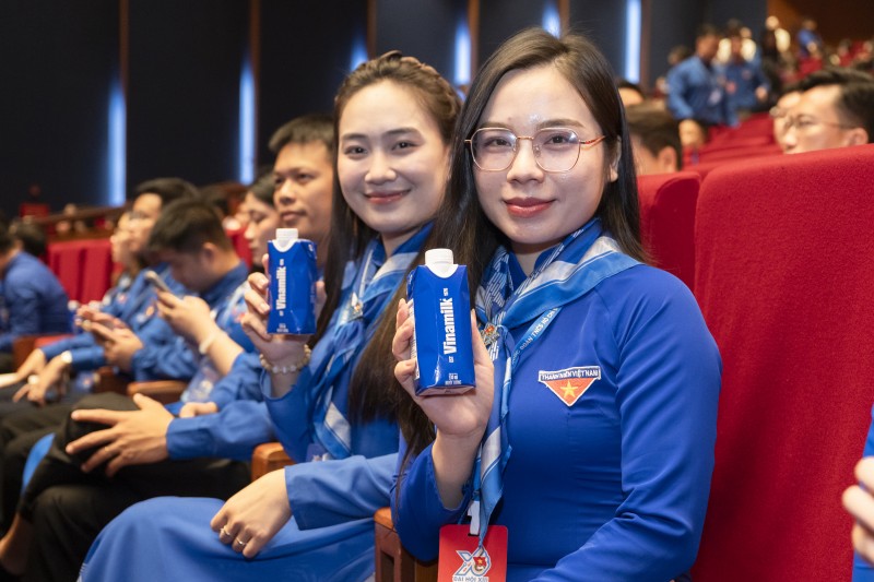 Ảnh 4 (báo chọn ảnh 4a hoặc 4b): Nước uống đóng hộp giấy Vinamilk đồng hành cùng toàn thể đại biểu tham dự Đại hội Đoàn toàn quốc lần thứ XIII. Ảnh: Vi Nam Ảnh 4 (báo chọn ảnh 4a hoặc 4b): Nước uống đóng hộp giấy Vinamilk đồng hành cùng toàn thể đại biểu tham dự Đại hội Đoàn toàn quốc lần thứ XIII. Ảnh: Vi Nam