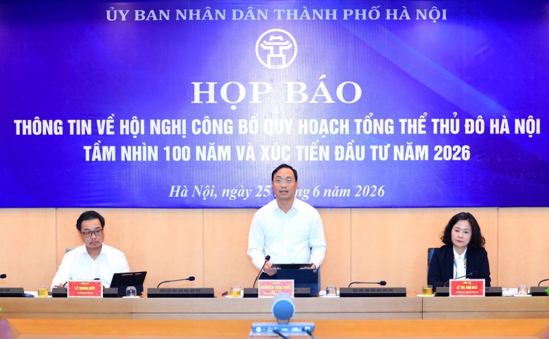 Ông Nguyễn Tiến Thiết, Chánh Văn phòng UBND TP. Hà Nội chủ trì họp báo. Ông Nguyễn Tiến Thiết, Chánh Văn phòng UBND TP. Hà Nội chủ trì họp báo.