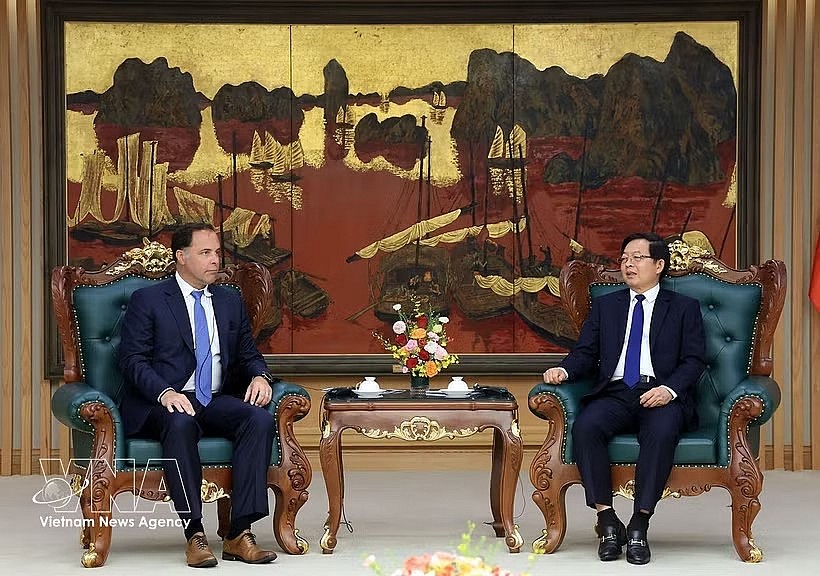 Deputy Prime Minister Ho Quoc Dung (R) receives Jeff Place, Chief Supply Chain Officer of Coherent Corp. (Photo: VNA) Deputy Prime Minister Ho Quoc Dung (R) receives Jeff Place, Chief Supply Chain Officer of Coherent Corp. (Photo: VNA)