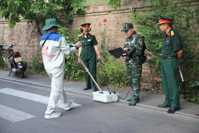 Máy radar xuyên đất khảo sát tại các vị trí nghi có mộ tập thể liệt sĩ ở khu vực Kinh thành Huế Máy radar xuyên đất khảo sát tại các vị trí nghi có mộ tập thể liệt sĩ ở khu vực Kinh thành Huế