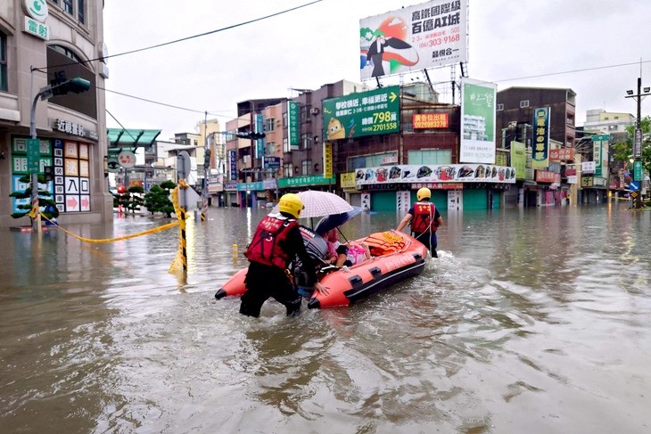 Bão Mekkhala khiến nhiều nơi ở Đài Loan ngập sâu ngày 26-6 - Ảnh: AFP Bão Mekkhala khiến nhiều nơi ở Đài Loan ngập sâu ngày 26-6 - Ảnh: AFP