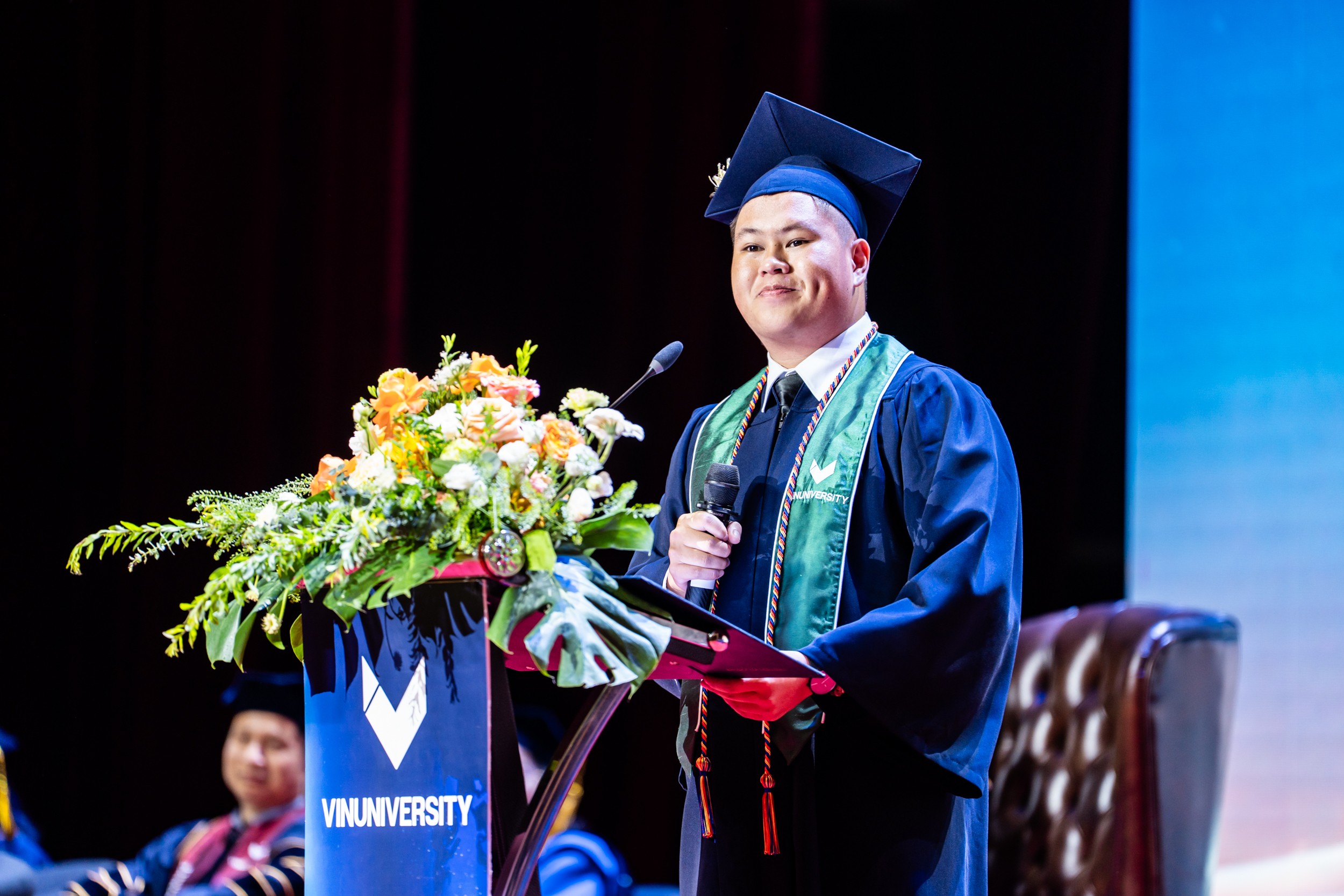 Sinh viên bước lên sân khấu nhận bằng tốt nghiệp Sinh viên bước lên sân khấu nhận bằng tốt nghiệp