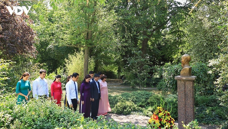 Delegates pay tribute to President Ho Chi Minh at Montreuil Park, France