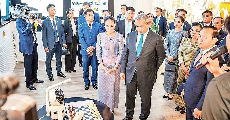 Cambodian Prime Minister Hun Manet visits the Viet Nam National Innovation Centre. (Photo: Ministry of Foreign Affairs and International Cooperation of Cambodia)