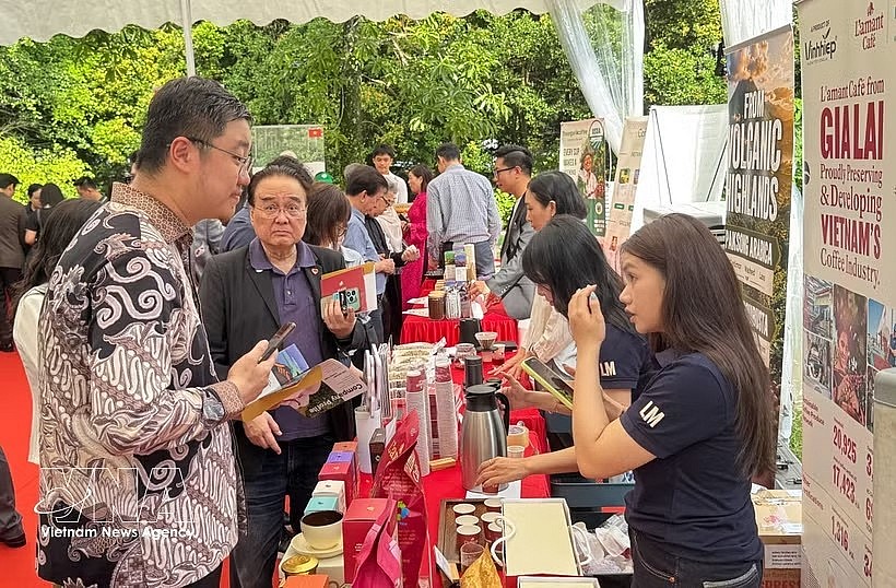 Vietnamese firms connect with importers, distribution networks and partners in Singapore and beyond (Photo: VNA)