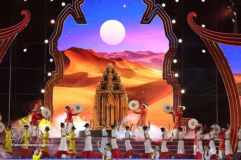 Cham artists perform at the festival. (Photo: VNA)