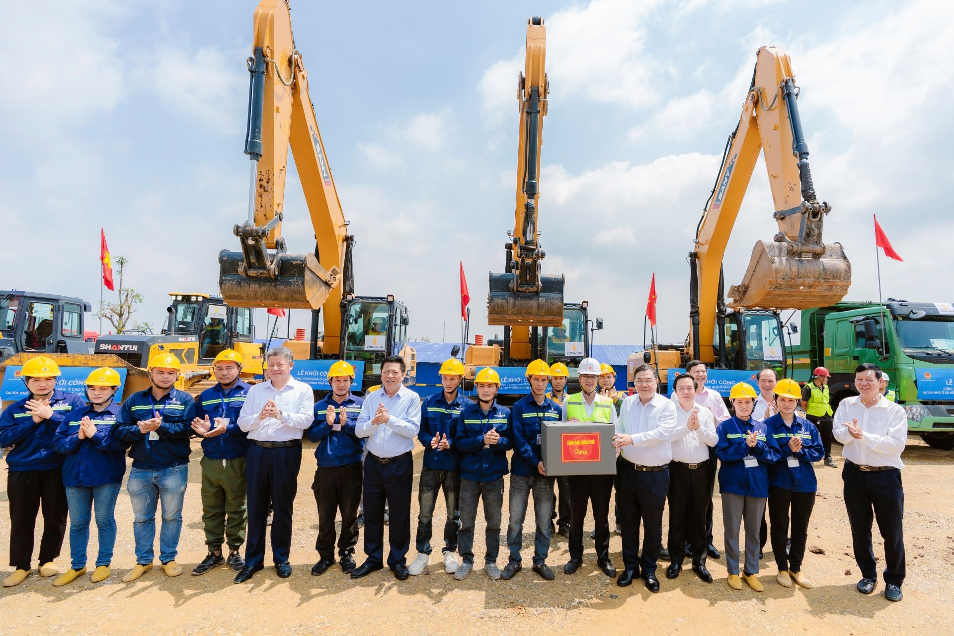 Phó Thủ tướng Thường trực Phạm Gia Túc tặng quà cho tập thể Ban Quản lý, công nhân xây dựng tại dự án Công trình nhà ở cho thuê Dự án nhà ở xã hội phường Phố Hiến Phó Thủ tướng Thường trực Phạm Gia Túc tặng quà cho tập thể Ban Quản lý, công nhân xây dựng tại dự án Công trình nhà ở cho thuê Dự án nhà ở xã hội phường Phố Hiến