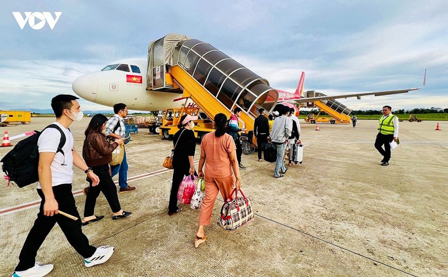 Lower ticket prices are already shaping the travel decisions of many Vietnamese families.