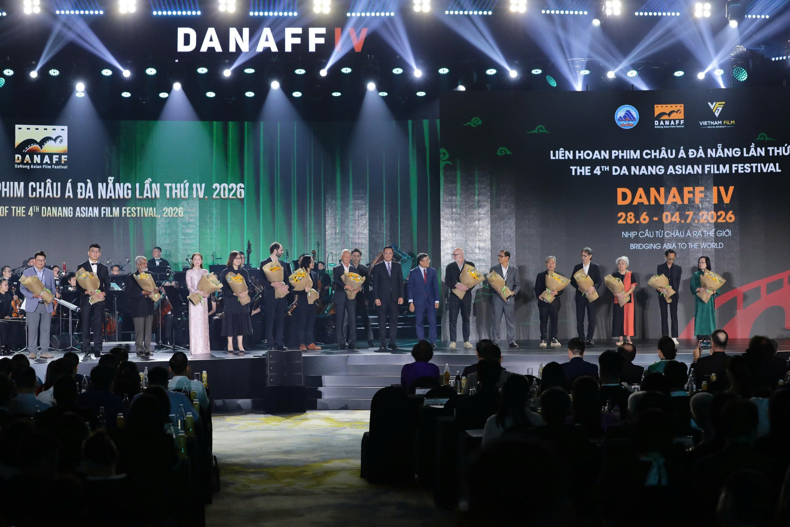Các giám khảo DANAFF nhận hoa từ Ban tổ chức