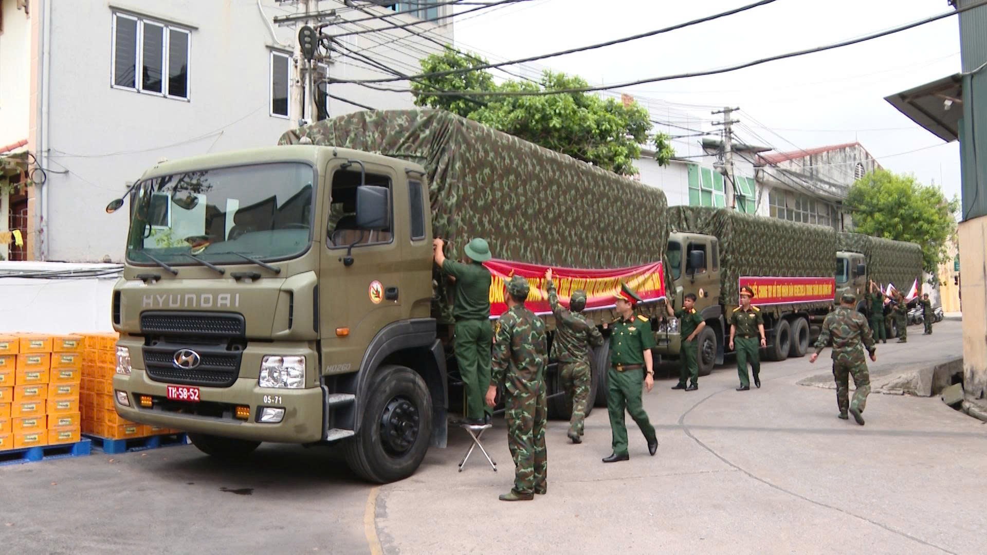 Cán bộ, chiến sĩ Lữ đoàn 971, Cục Xe máy - Vận tải (Tổng cục Hậu cần - Kỹ thuật) chuẩn bị vận chuyển hàng hóa phục vụ cứu trợ tới sân bay Nội Bài. Cán bộ, chiến sĩ Lữ đoàn 971, Cục Xe máy - Vận tải (Tổng cục Hậu cần - Kỹ thuật) chuẩn bị vận chuyển hàng hóa phục vụ cứu trợ tới sân bay Nội Bài.