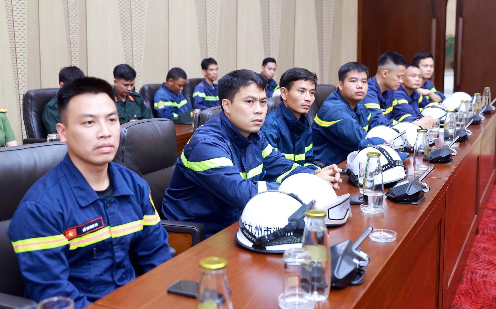 Các cán bộ, chiến sĩ tham gia cứu nạn, cứu hộ tại Venezuela. Các cán bộ, chiến sĩ tham gia cứu nạn, cứu hộ tại Venezuela.