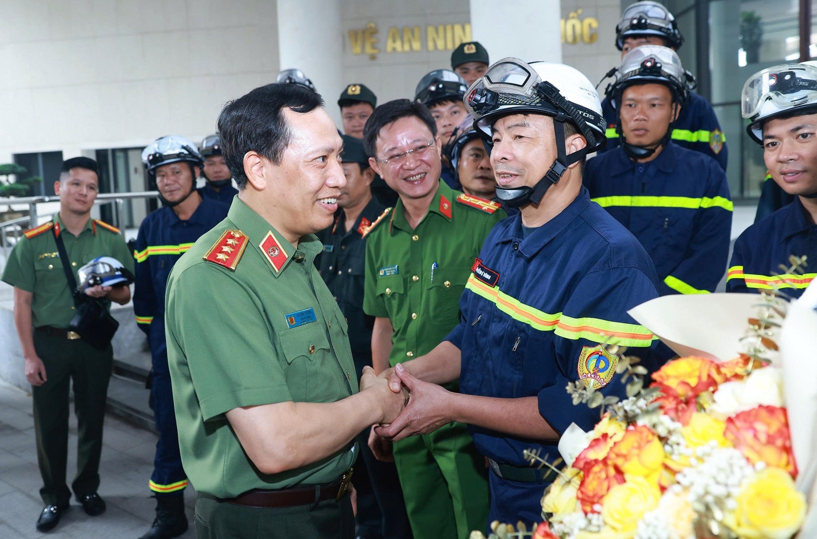 Thứ trưởng Lê Văn Tuyến động viên các cán bộ, chiến sĩ trong Đoàn công tác trước khi lên đường làm nhiệm vụ. Thứ trưởng Lê Văn Tuyến động viên các cán bộ, chiến sĩ trong Đoàn công tác trước khi lên đường làm nhiệm vụ.