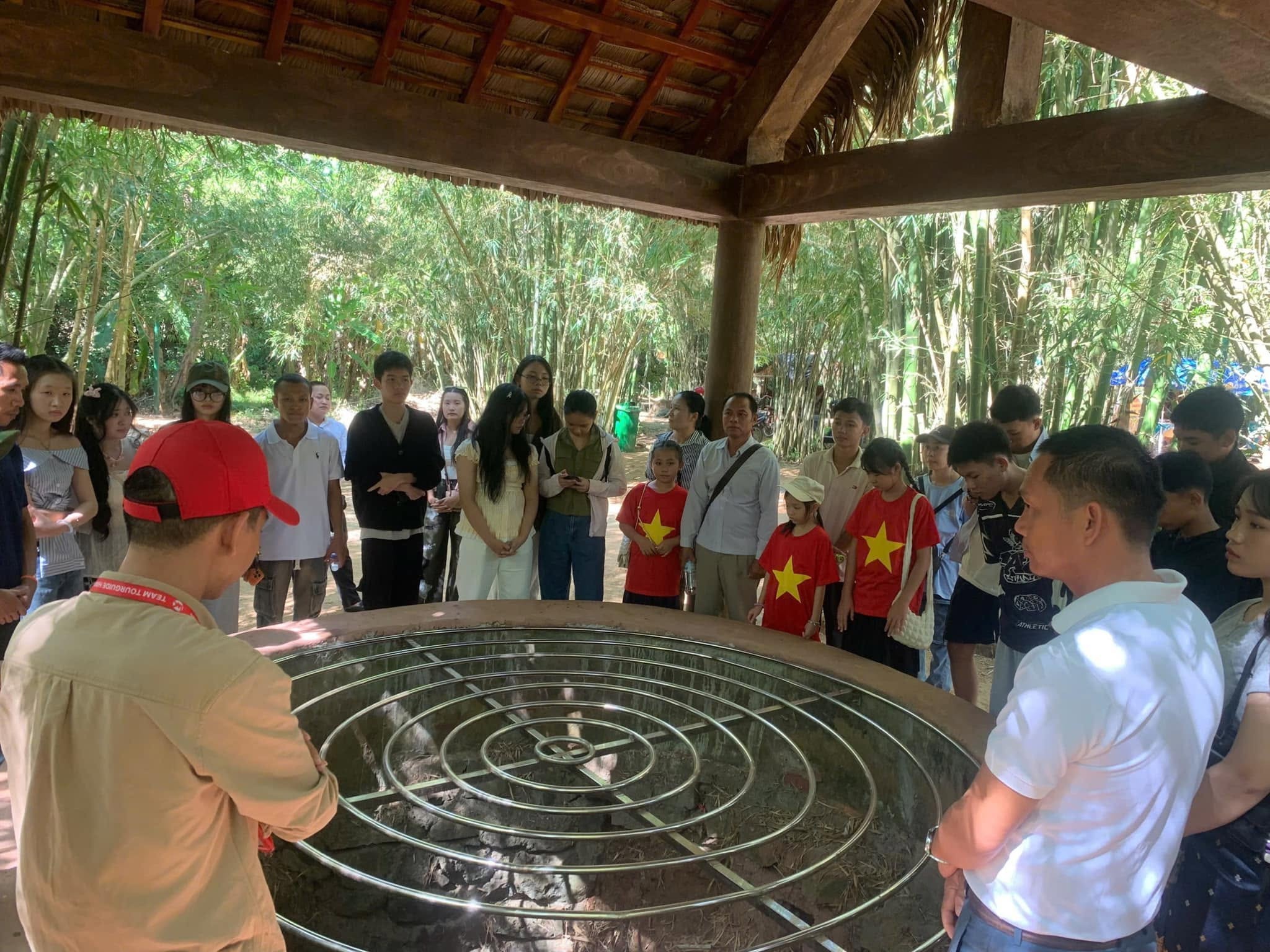 Hoạt động giao lưu, tham quan các di tích lịch sử, văn hóa và trao đổi kinh nghiệm giảng dạy môn lịch sử giữa ngành giáo dục tỉnh Quảng Trị và 4 tỉnh.